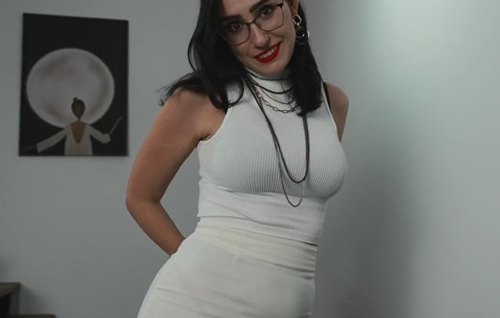 Постер к видео: Секретарша принесла боссу вместо кофе воду и поплатилась пиздой.