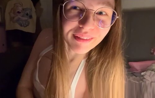 Постер к видео: Мастурбация больших половых губ с водяным оргазмом.