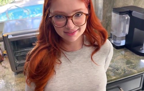 Постер к видео: Толстая милашка пришла к отчиму в комнату голая и получила кремпай в письку.