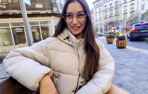 Постер к видео: Симпотная брюнетка до флиртовалась с незнакомцем до того, что оказалась у него в постели со спермой в киске.