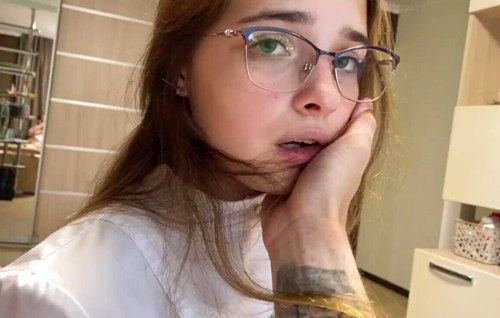 Постер к видео: Молоденькая терапевтша замерила парню температуру через его кожаный градусник.