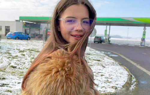 Постер к видео: Модельный скаут убедил русскую цыпочку прокатиться с ним на машине и на его большой балде.