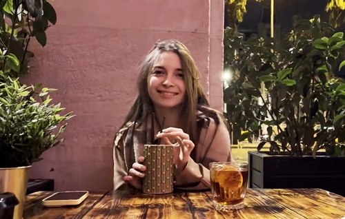 Постер к видео: Русский парень спаивает в баре молодую девчонку и ведёт в номер трахать рачком.