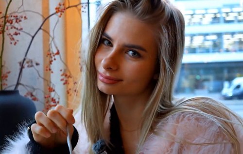 Постер к видео: Ксения в восторге от траха её тугой киски и радуется что скоро станет моделью.