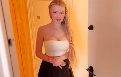 Постер к видео: Деваха привторилась доставщицей еды и соблазнила соседа своей лысой киской.