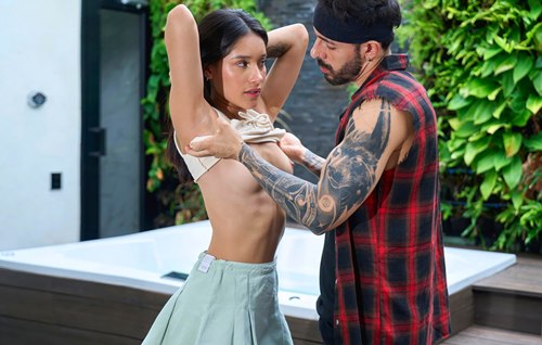 Постер к видео: Пикапер страстно трахает красивую испанку, прогуливающуюся без трусиков.