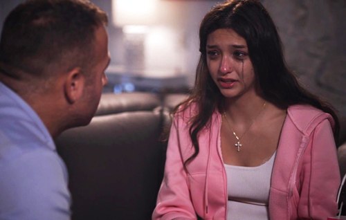 Постер к видео: Продинамленная парнем у которого влюблена, девушка находит поддержку и утеху у отчима с толстым членом.