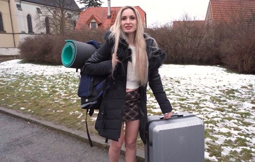 Постер к видео: Ушедшая от жениха молодая женщина, пыталась продать обручальное кольцо, но хороший незнакомец дал денег за интим.