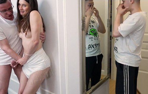 Постер к видео: Деваха отдается в сочную жопу свёкру, не собо то маскуруя свое блядство.