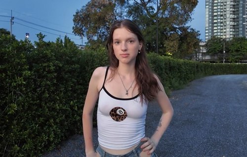 Постер к видео: Русская малышка вышла на пробежку в слишком откровенной одежде и залетела на писюньчик к криптану.