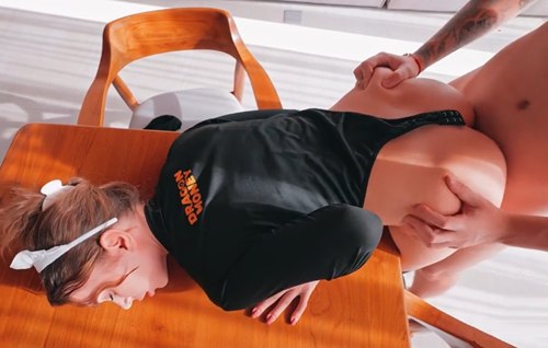 Постер к видео: Попросила парня присмотреть за новой домработницей, справляется ли с делами и стоит ли её оставлять.