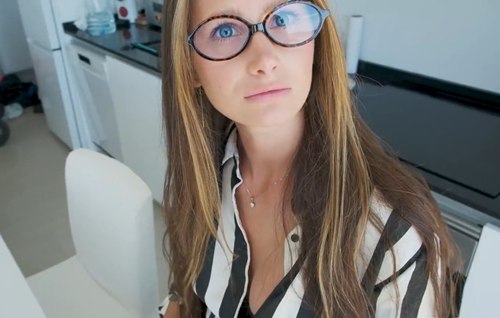 Постер к видео: Русскоговорящий испанец трахает новую пассию своего отца и ей очень нравится.