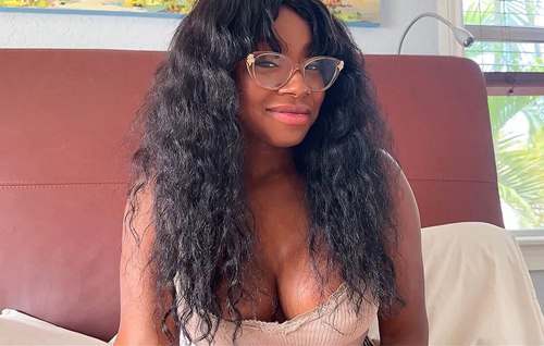 Постер к видео: Парень не скрывал дрочку на ню фото своей сводной сестры и вскоре вогнал мясной клинок между её смуглых ножек.