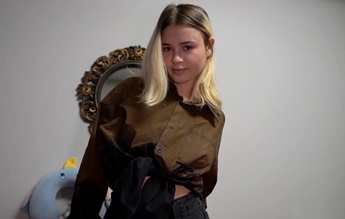 Постер к видео: Симпотная русская маклерша провела клиенту экскурсию по дому и по своей бритой зоне бикине.