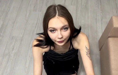 Парень не смог отказать сводной сестрице и жестко пронзает её тугую писю.